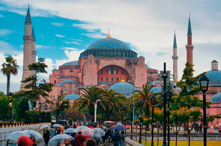 В Стамбуле ввели билетную систему в мечети Айя-София | TURIZM