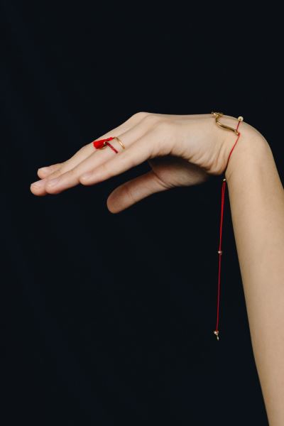 Бренд КАМА представил первую коллекцию украшений «Красная нить»